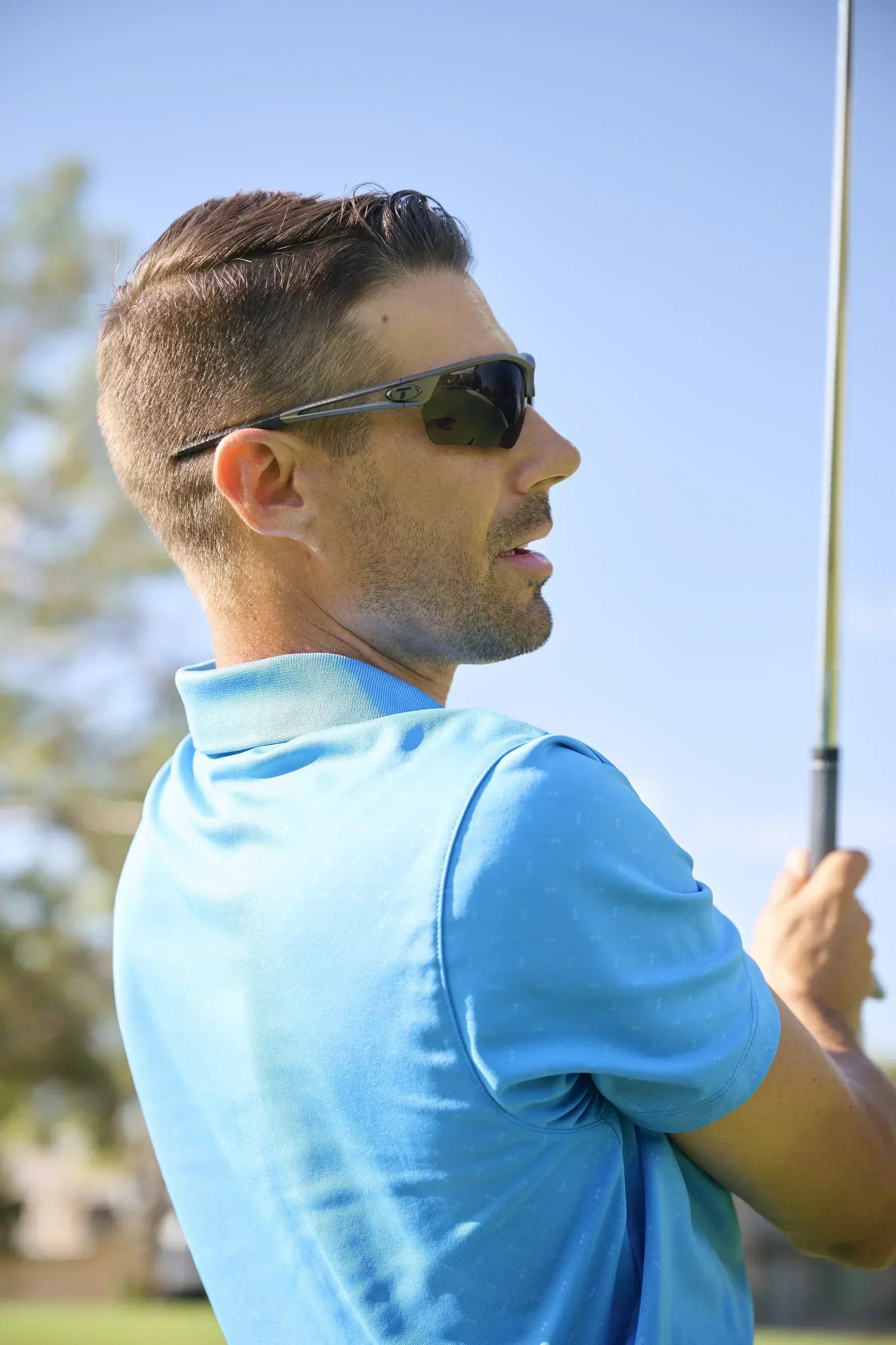 Man playing Golf with Tifosi Navar FC sunglasses